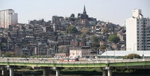 국토부가 최근 수주 과열 양상을 보이는 한남3구역에 대해 특별점검에 착수했다. 사진은 한남3구역 전경.<연합뉴스>